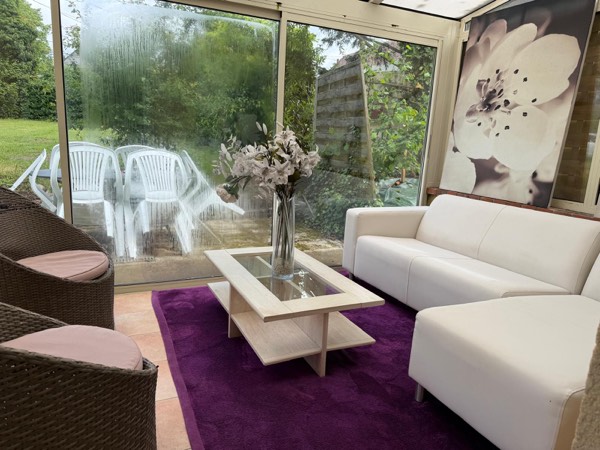 Véranda lumineuse de 17 m² avec salon, ouverte sur le jardin